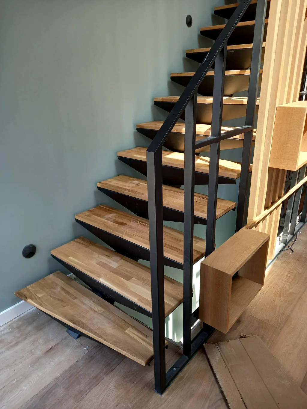 Escalier et garde-corps en acier thermolaqué, à Château-Gombert