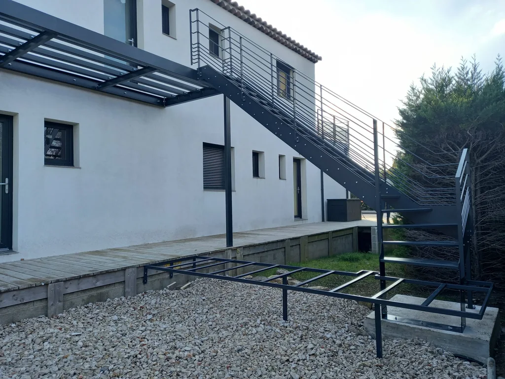 Escalier et garde-corps en acier thermolaqué, à Peynier