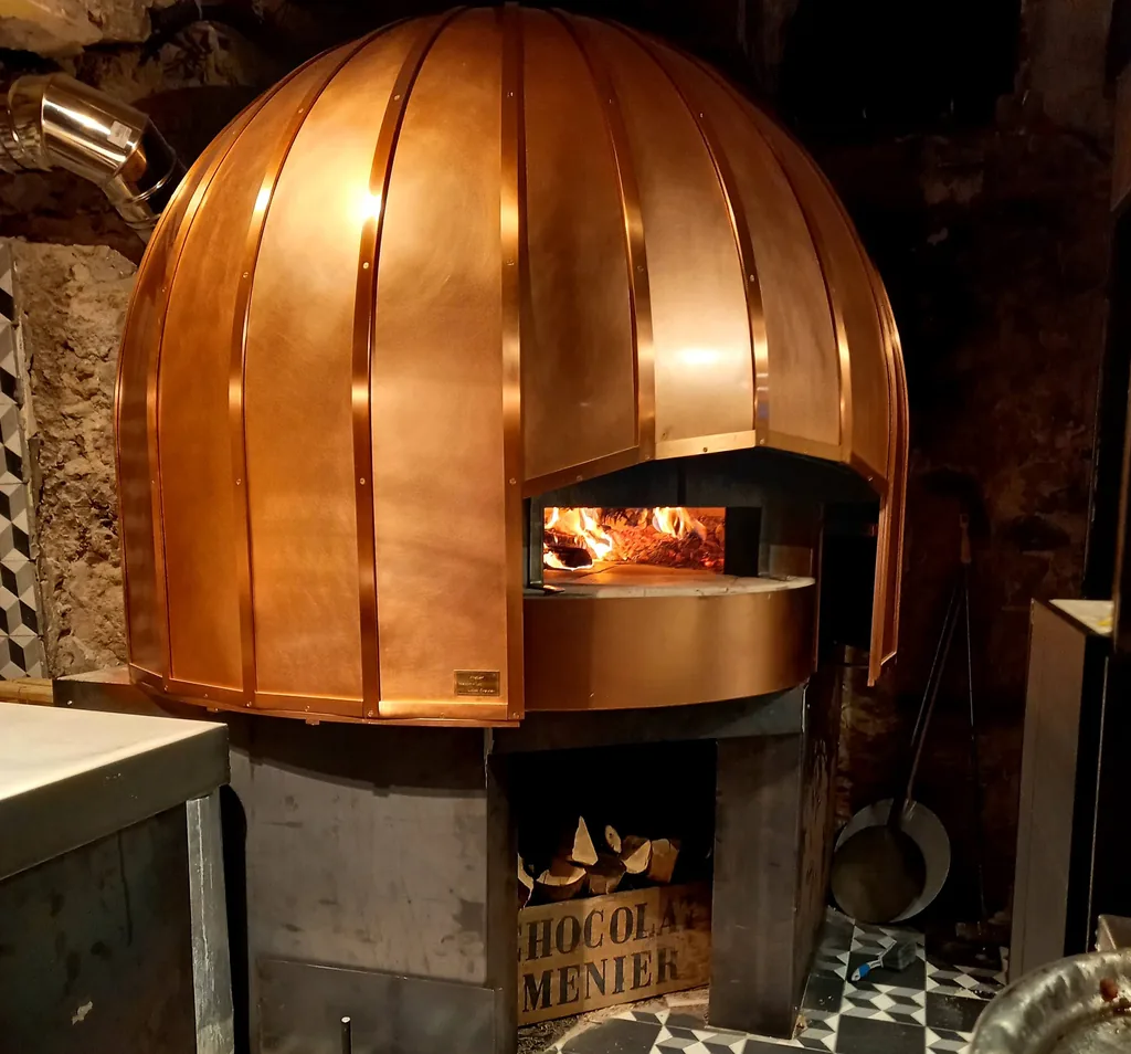 Four à pizza en cuivre, à Gémenos