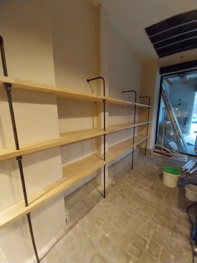 Mobilier sur mesure en acier brut, à Roquevaire
