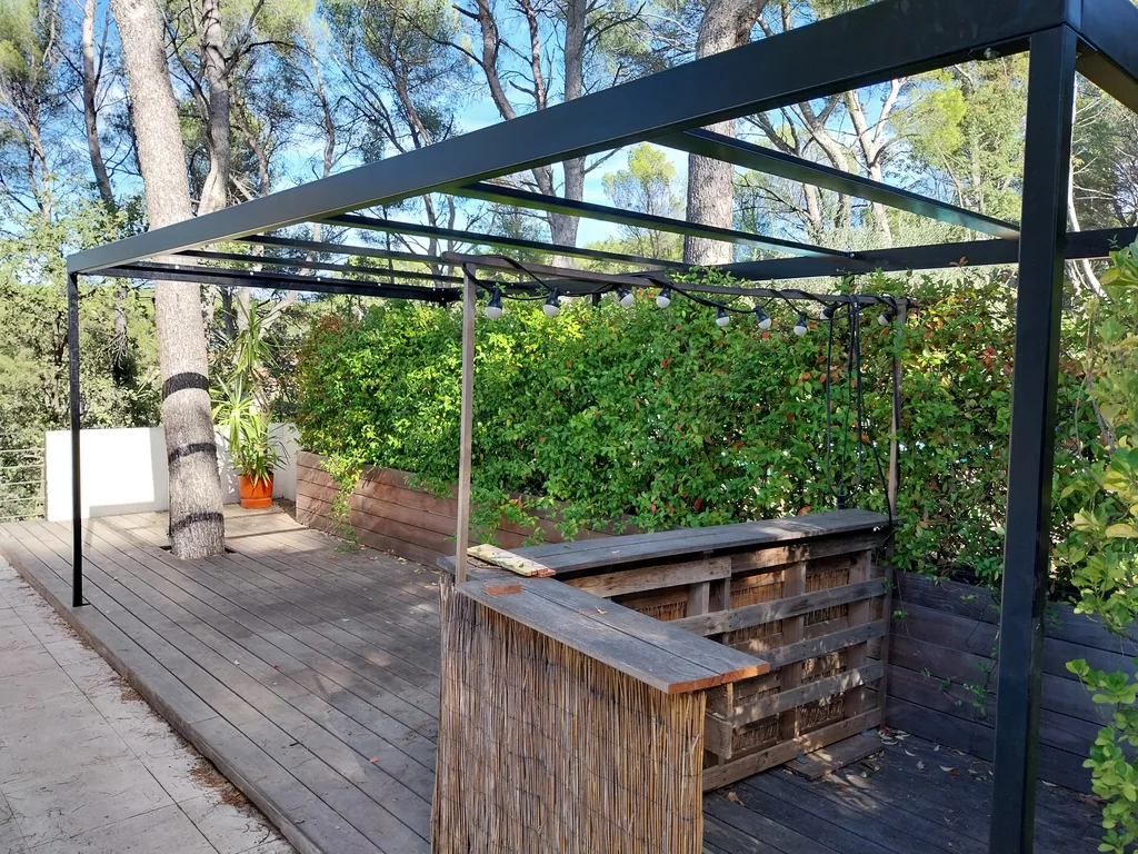 Pergola en acier thermolaqué, à Bouc-Bel-Air