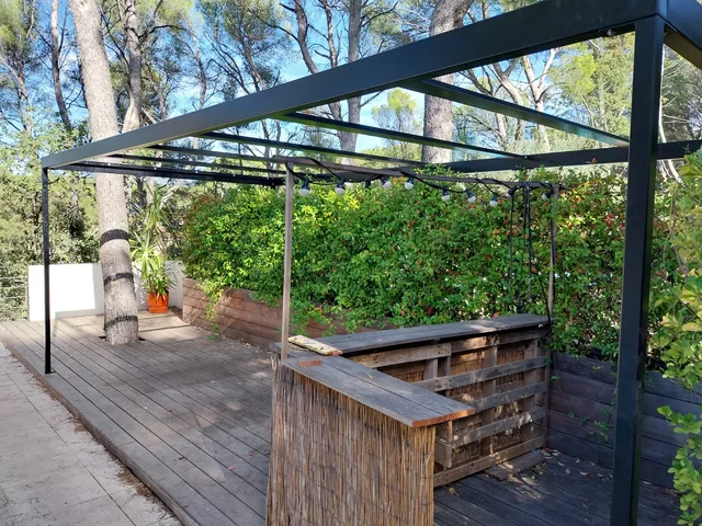 Pergola en acier thermolaqué, à Bouc-Bel-Air
