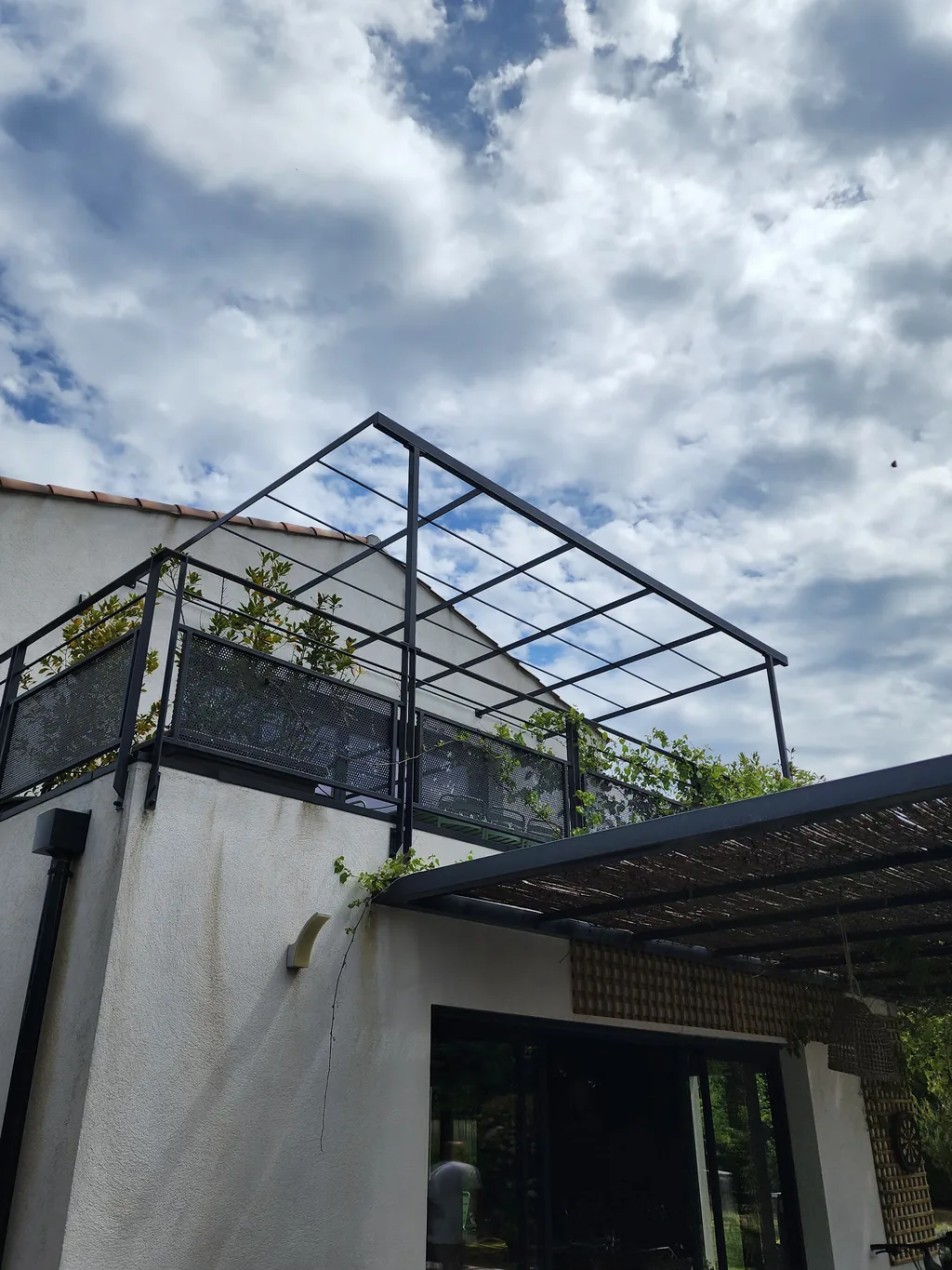 Pergola en acier thermolaqué, à Peynier