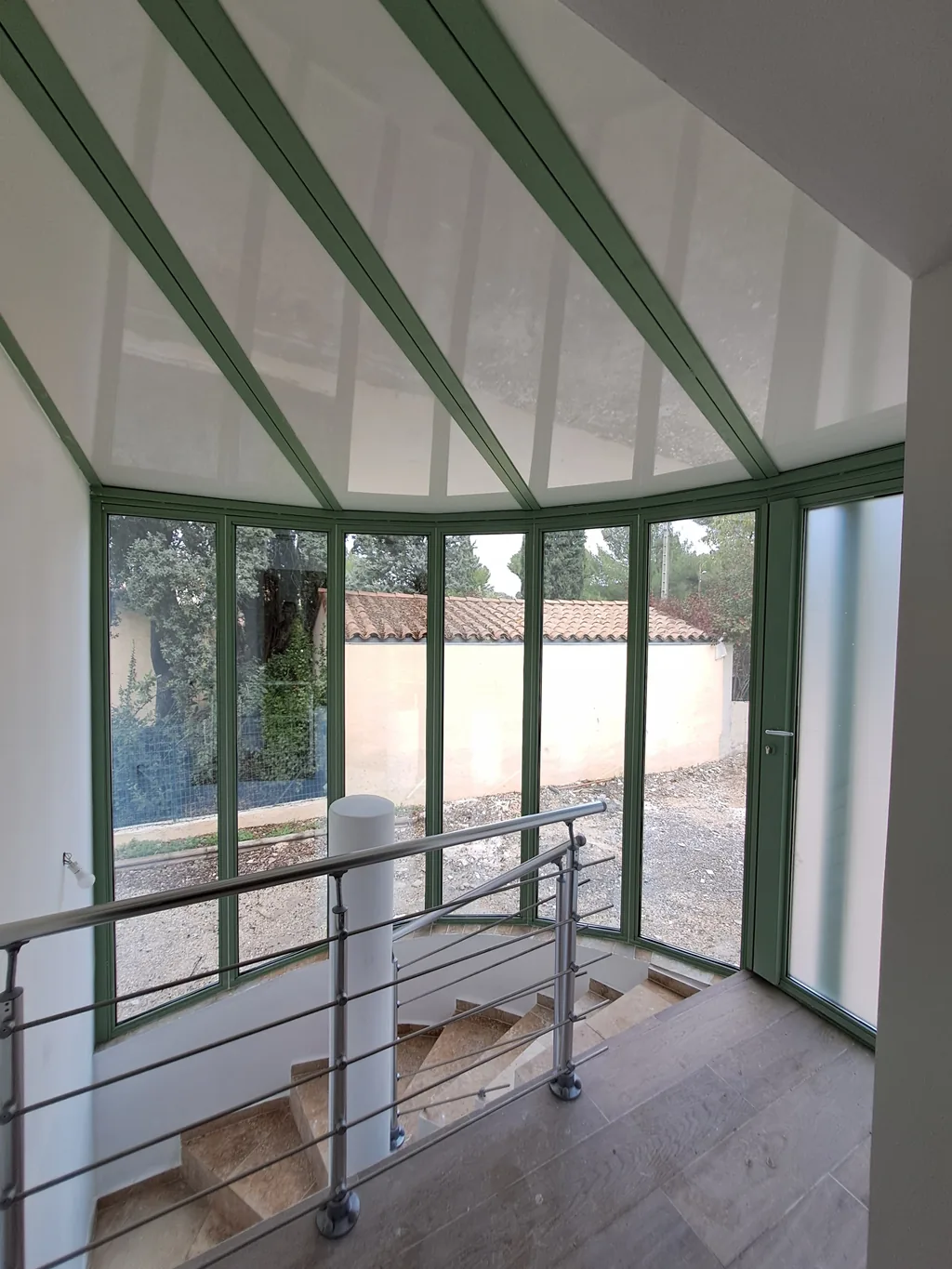 Verrière d'atelier en acier thermolaqué et verre, à Aix-En-Provence